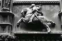 The statue of the civic coat of arms placed above the entrance, in a 1960s photo by Paolo Monti taken from the building in front of the Loggia.