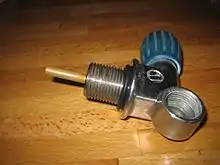 Cylinder valve with M25x2 parallel thread and lateral valve knob in right hand side configuration. The offset 5-thread G5/8" DIN socket can accept a plug to allow use of a Yoke connector.