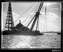 Sheerlegs crane salvaging the wreck